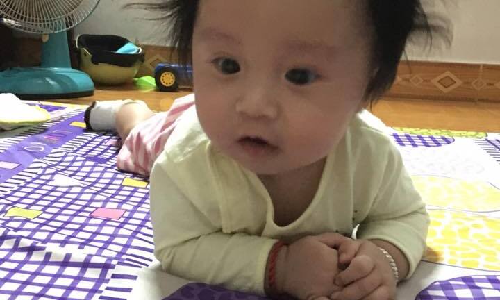 Cười té ghết với em bé có mái tóc dựng đứng 'bá đạo nhất Vịnh Bắc Bộ'