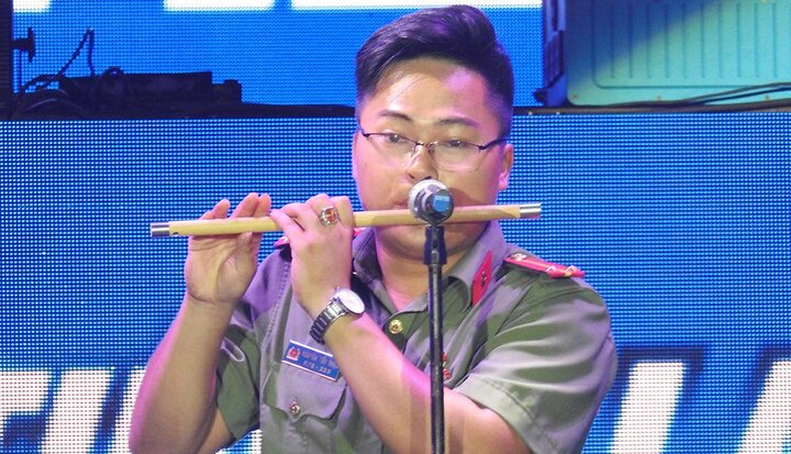 Phó Bí thư Đoàn trường công an thổi sáo réo rắt như ‘mật rót tai’