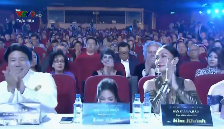 Lan Khuê trượt khỏi ghế ngồi, rơi xuống đất ngay trên sóng trực tiếp