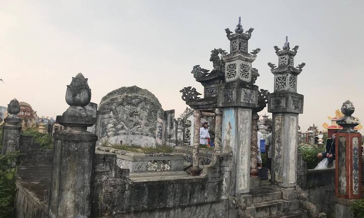 Đi chăn vịt, hoảng hồn phát hiện xác chết trong nghĩa địa