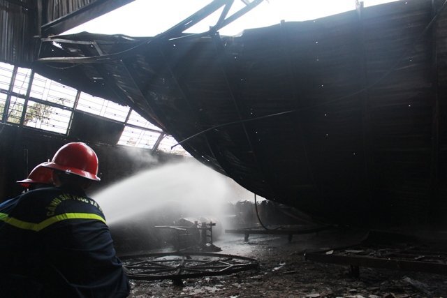 Xưởng nệm ở Đà Nẵng bị thiêu rụi lúc rạng sáng