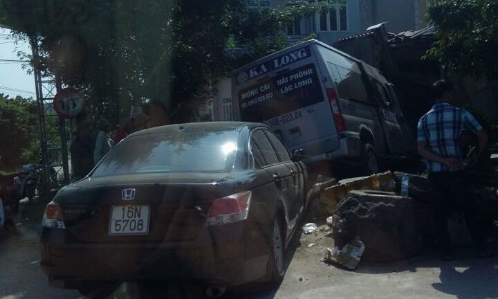 Va chạm với xe con, xe khách húc đổ mái hiên nhà dân