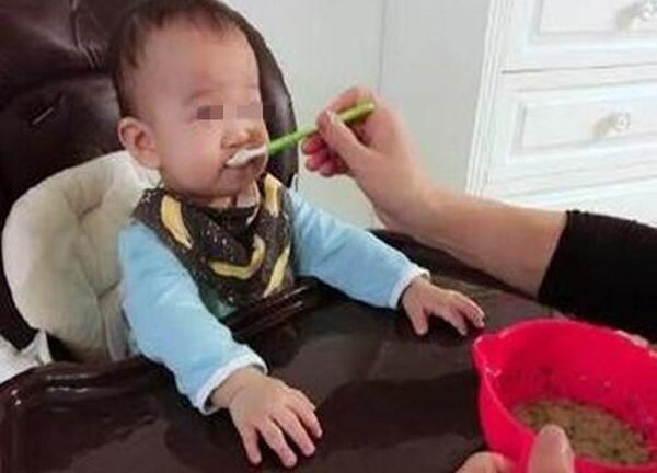 Sốc: Bé trai 1 tuổi suy thận vì sai lầm chết người của bà nội