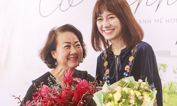 Hari Won xúc động khi được mẹ chồng đích thân đến cổ vũ, động viên