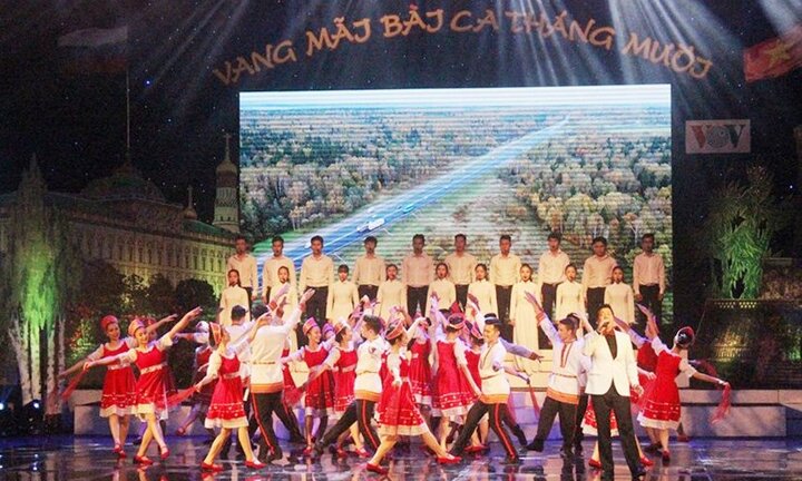 'Vang mãi bài ca tháng Mười': Có một nước Nga Xô viết sống mãi trong tim người Việt