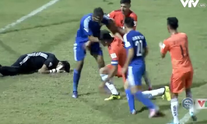 Video cơn thịnh nộ đấm rách biển quảng cáo của Đỗ Merlo