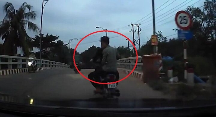 2 'trẻ trâu' lái xe máy đánh võng trêu ngươi ô tô, bị tài xế đánh nhừ đòn