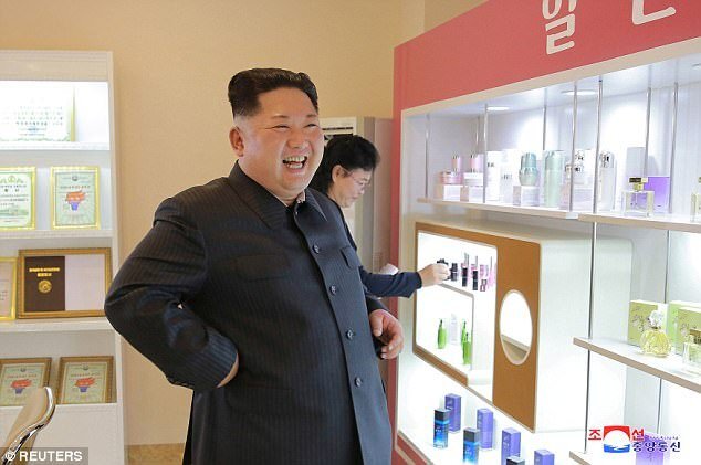 Ông Kim Jong-un cùng vợ đi xem mỹ phẩm