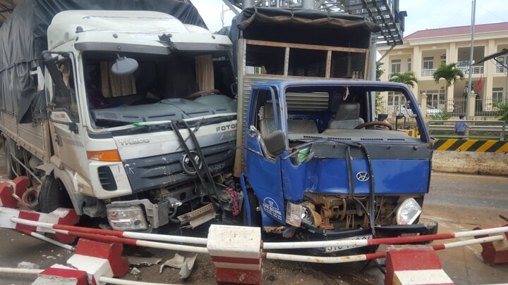 Hai xe tải húc nhau, ủi bay dải phân cách trạm BOT ở Đắk Lắk