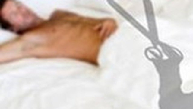 Cố cưỡng bức vợ trước mặt con, chồng bị cắt phăng 'của quý'