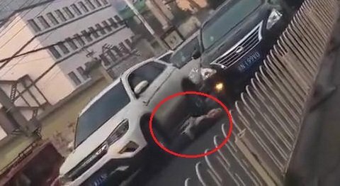 Nằm trước đầu ô tô ăn vạ, bị một ô tô khác cán qua không thương tiếc
