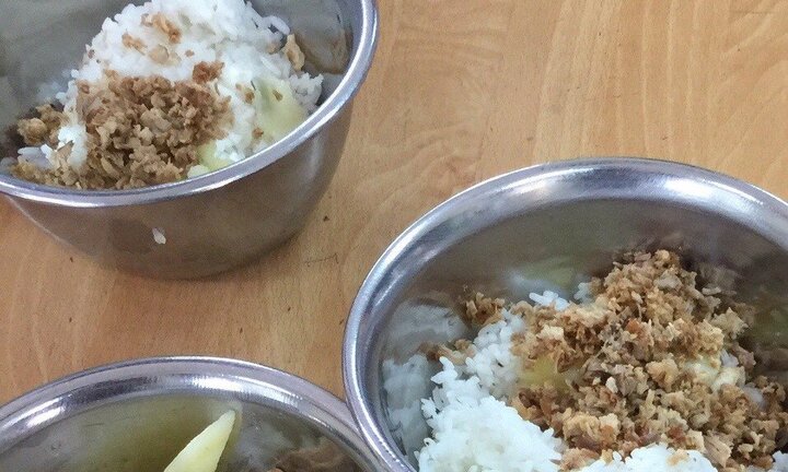 Phụ huynh tố suất ăn bán trú như bát cám lợn: Hiệu trưởng Tiểu học Nam Trung Yên trần tình