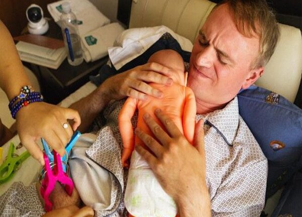 Trải nghiệm một ngày thử làm mẹ, ông bố kêu trời bỏ cuộc vì... khổ quá