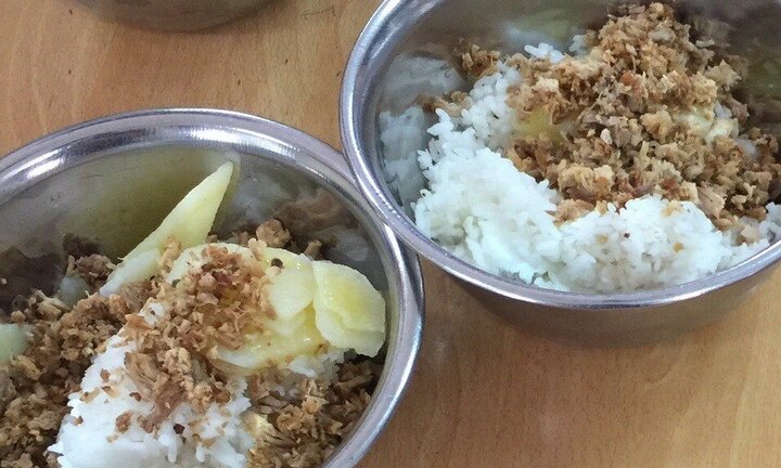 Phụ huynh tố suất ăn bán trú như bát cám lợn: Thực đơn có trang quên chưa ghi ngày tháng
