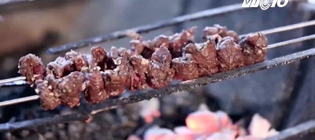 Đà điểu nướng 'biến tấu' với rau gia vị và rau bồ công anh ngon tuyệt