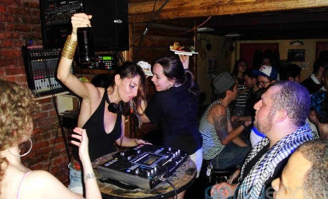 Kỳ lạ luật cấm khiêu vũ trong hộp đêm ở 'thành phố không ngủ'