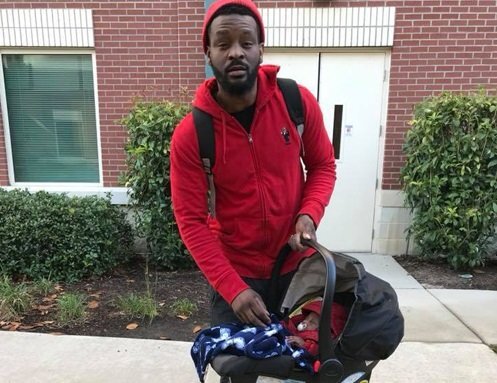 Clip người bố đưa con đi tiêm làm cư dân mạng 'xao xuyến' vì quá đỗi ngọt ngào