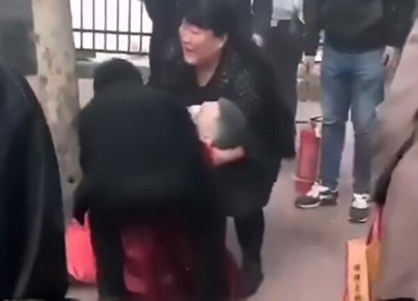 Vui đùa quá mức, bạn bè xịt bình chữa cháy khiến chú rể suýt chết