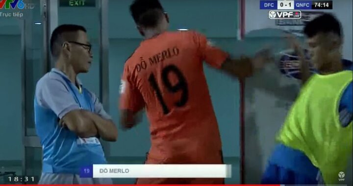 Đỗ Merlo đấm thủng biển quảng cáo, VFF không phạt