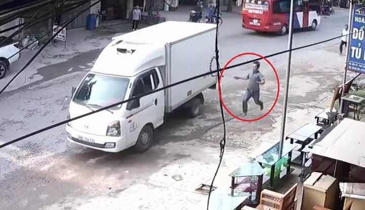 Tài xế quên khóa phanh, xe tải trôi tự do xuống dốc gây tai nạn ở Bắc Giang