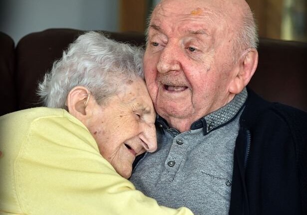 Mẹ già 98 tuổi theo chân con trai 80 tuổi vào viện dưỡng lão để tiện chăm sóc