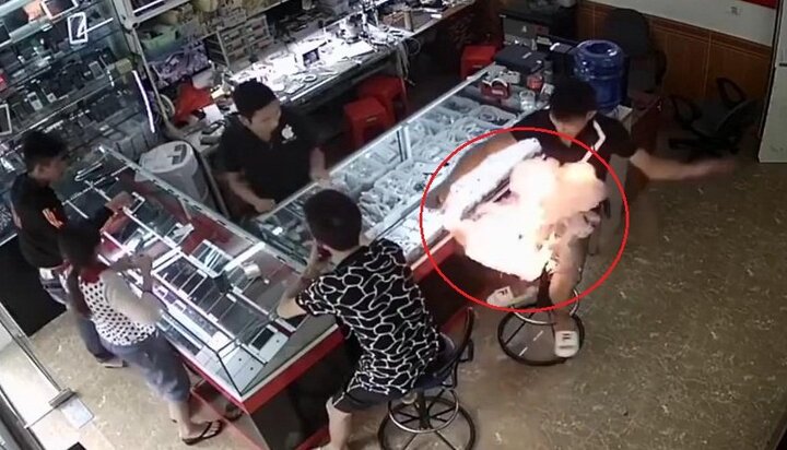 Pin điện thoại nổ như pháo, cháy dữ dội trên tay nam thanh niên ở Phú Thọ