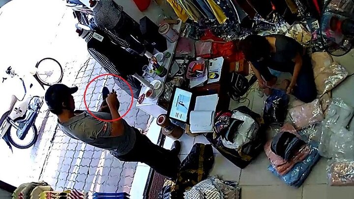 Clip: Dùng mũ trộm iPhone còn cẩn thận kiểm tra xem có bị khóa không