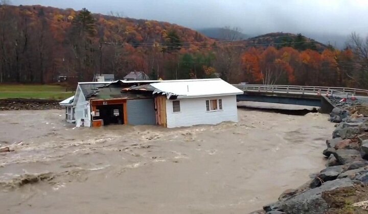 Clip sốc: Cả căn nhà vỡ vụn, chìm nghỉm dưới dòng sông lũ