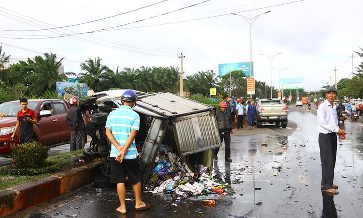 Đắk Lắk: Ba ô tô đâm liên hoàn, xe tải lật nhào, cháy rụi