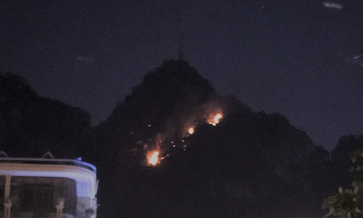 Quảng Ninh: Cháy lớn trên núi Bài Thơ