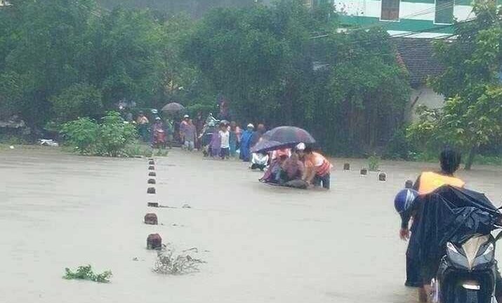 Hàng nghìn người dân Nam Trung Bộ sơ tán lên cao để tránh lũ