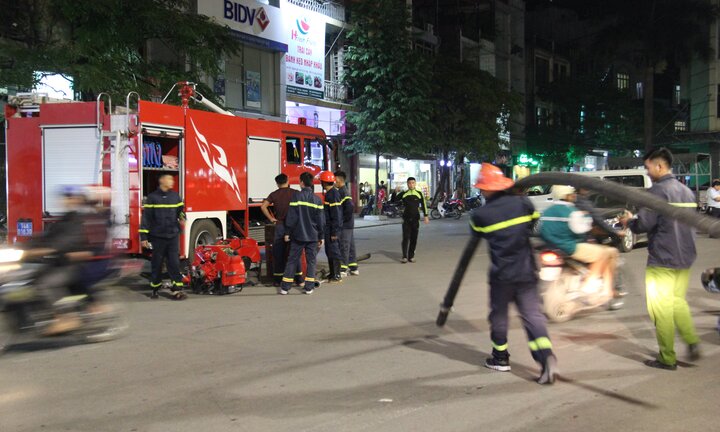 Huy động 200 người cứu hỏa đám cháy lớn trên núi Bài Thơ