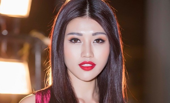 Chế Nguyễn Quỳnh Châu diện trang phục cắt xẻ táo bạo, khoe sắc trên thảm đỏ