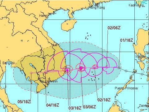 Tin mới nhất bão số 12: Gió giật cấp 14, biển miền Trung động dữ dội