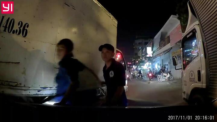 Clip: Xe tải liên tục chèn ép, dằn mặt xe con như xã hội đen gây bức xúc