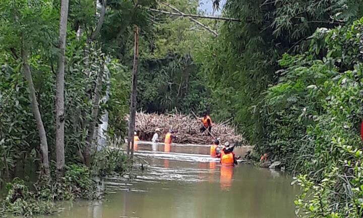 Bình Định: Nữ công nhân khơi thông dòng chảy bị lũ cuốn mất tích