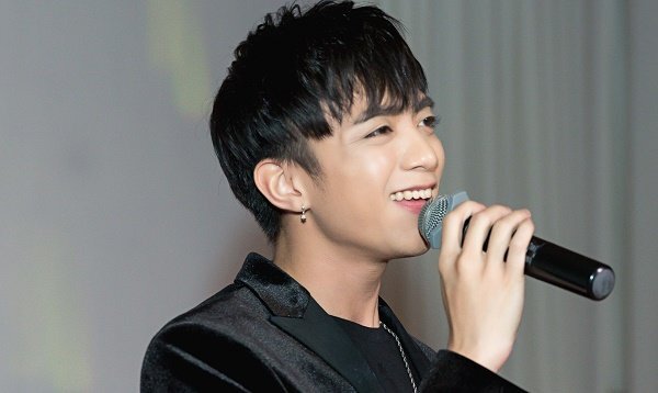 Diện vest đen lịch lãm, Soobin Hoàng Sơn làm bùng nổ sân khấu với loạt hit triệu view