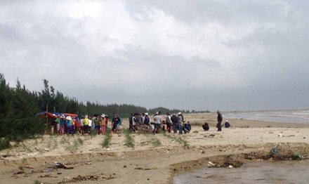 Phát hiện thi thể thiếu nữ dạt vào bãi cát ven sông ở Hải Dương