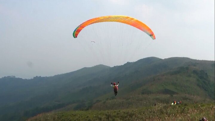 Video: Trải nghiệm dù lượn tại điểm bay duy nhất ở Hà Nội