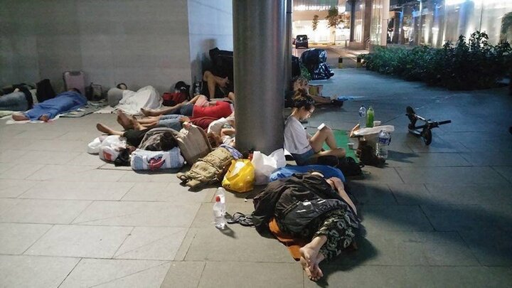 Người Việt làm thế giới ngao ngán vì la liệt xếp hàng trước Apple Store