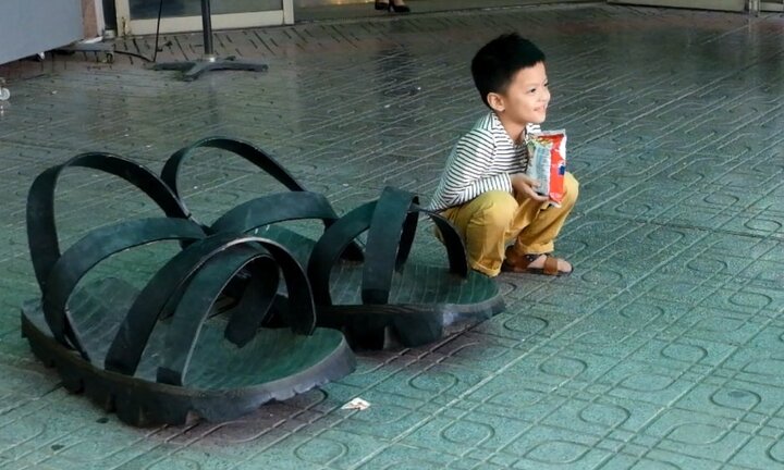 Video: Choáng váng trước đôi dép cao su 'khổng lồ' được làm từ lốp xe lu