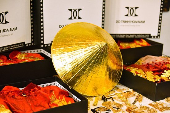 Ngắm nón lá dát vàng của nhà thiết kế Việt trong bộ sưu tập tại Úc