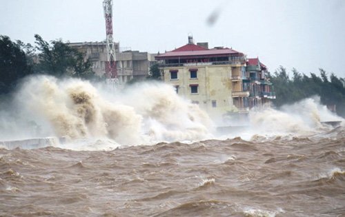 Tin mới nhất bão số 12: Bão liên tục mạnh lên, sóng cao đến 8m