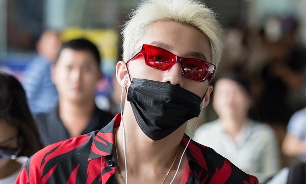 Diện ‘cây’ đồ hiệu, Sơn Tùng M-TP nổi bật giữa sân bay