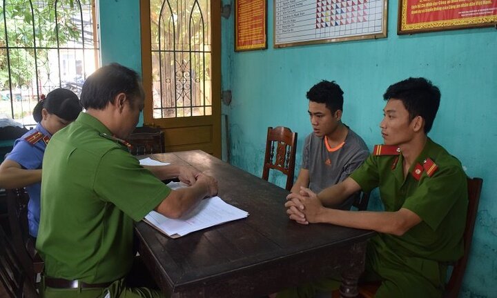 Ngang nhiên thuê xe cẩu trộm gỗ bên đường bán lấy tiền đánh bạc