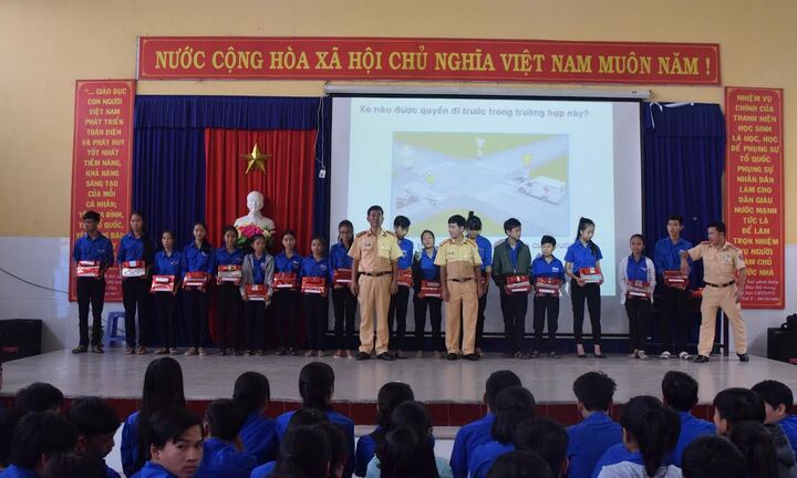 CSGT Huế tăng cường tuyên truyền luật giao thông đường bộ cho học sinh