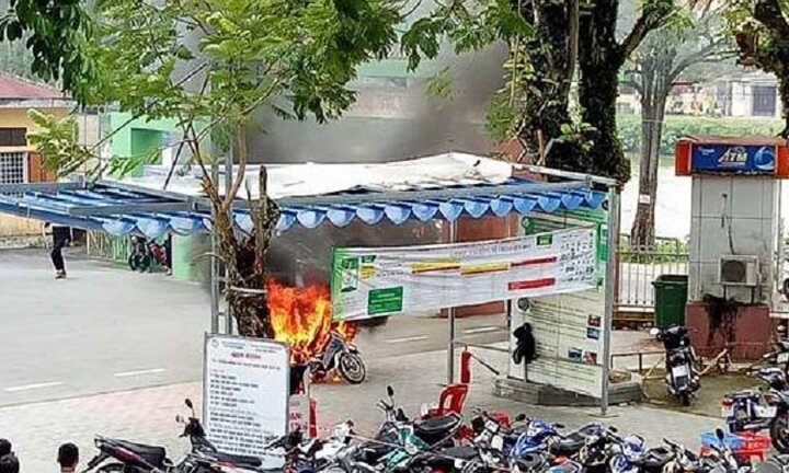 Xe máy bốc cháy ngùn ngụt khi đang đậu trong trường đại học