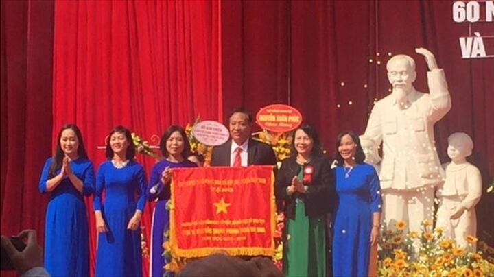 Trường Phổ thông vùng cao Việt Bắc đón nhận cờ thi đua của Thủ tướng