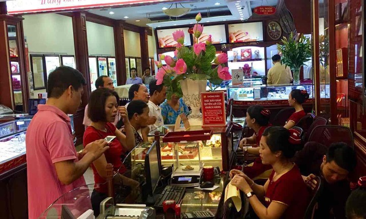 Giá vàng hôm nay 4/11: Rớt giá thảm hại ngày cuối tuần