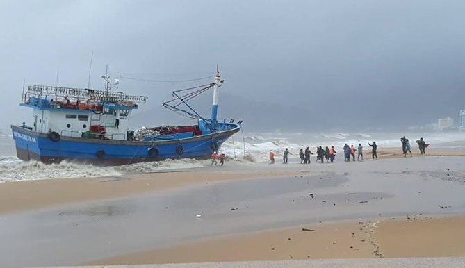 Bão số 12 đổ bộ: Hàng chục tàu thuyền bị sóng đánh chìm, vỡ nát trôi dạt vào bờ